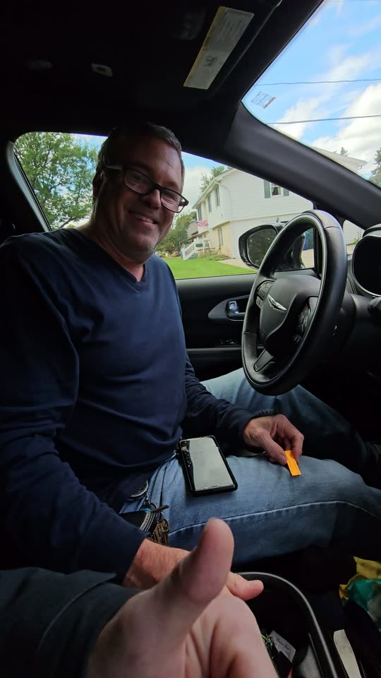 Customer testimonial - Paul on camera after entering the radio code in his Chrysler van Uconnect 8.4 TM9 radio